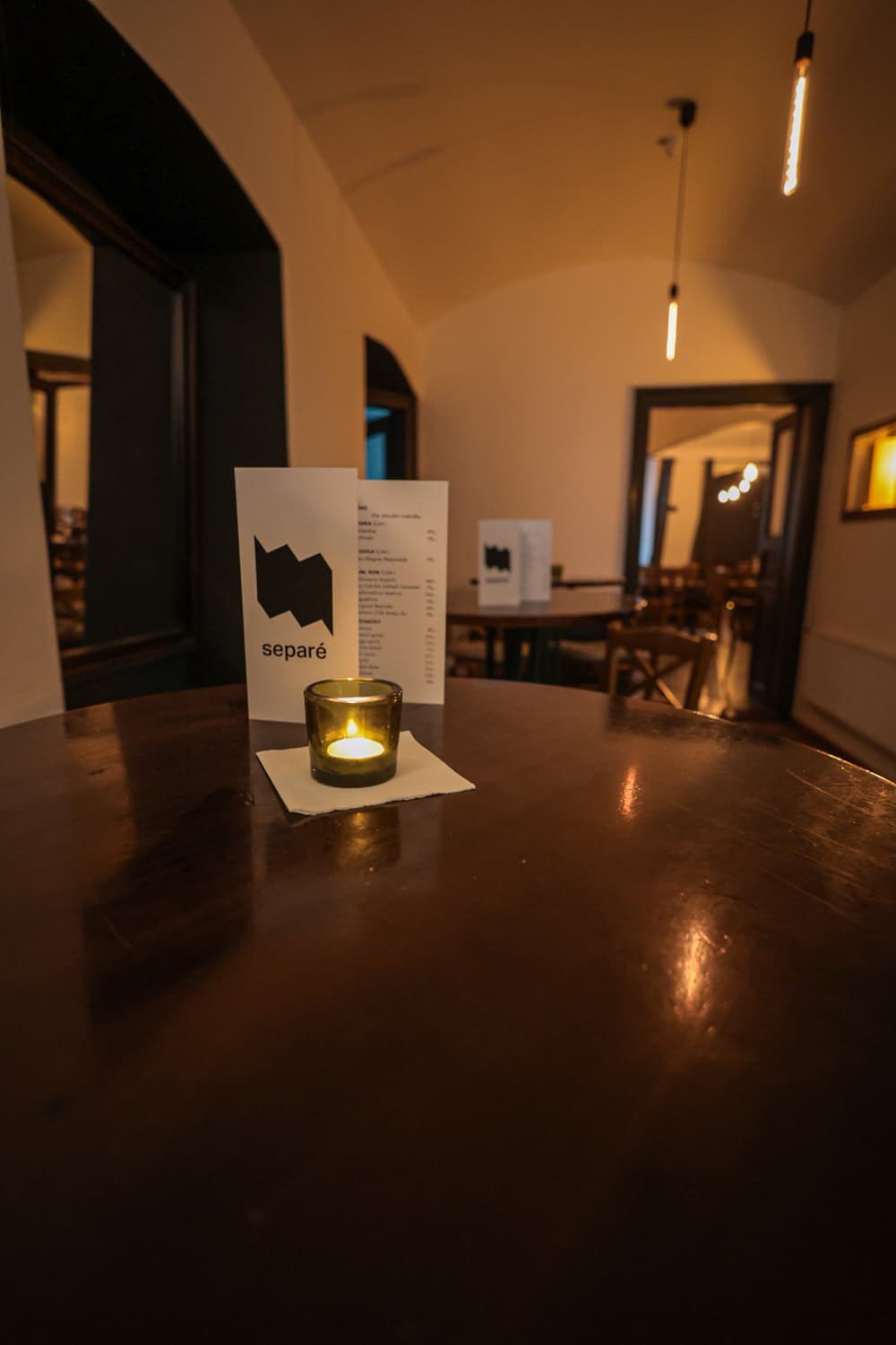 Přátelé u stolu s vínem