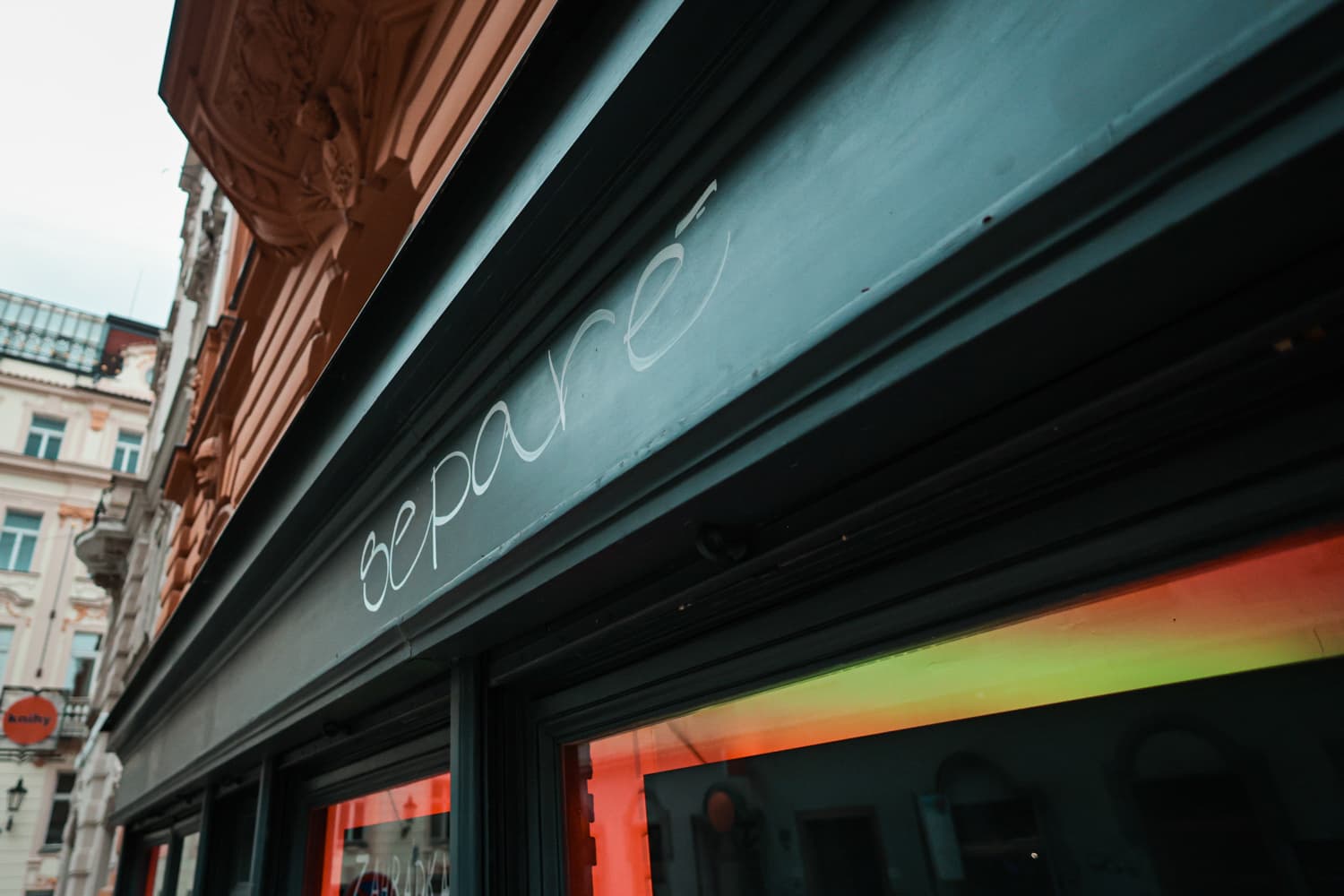 Atmosféra baru separé. Zvenku svítí neon