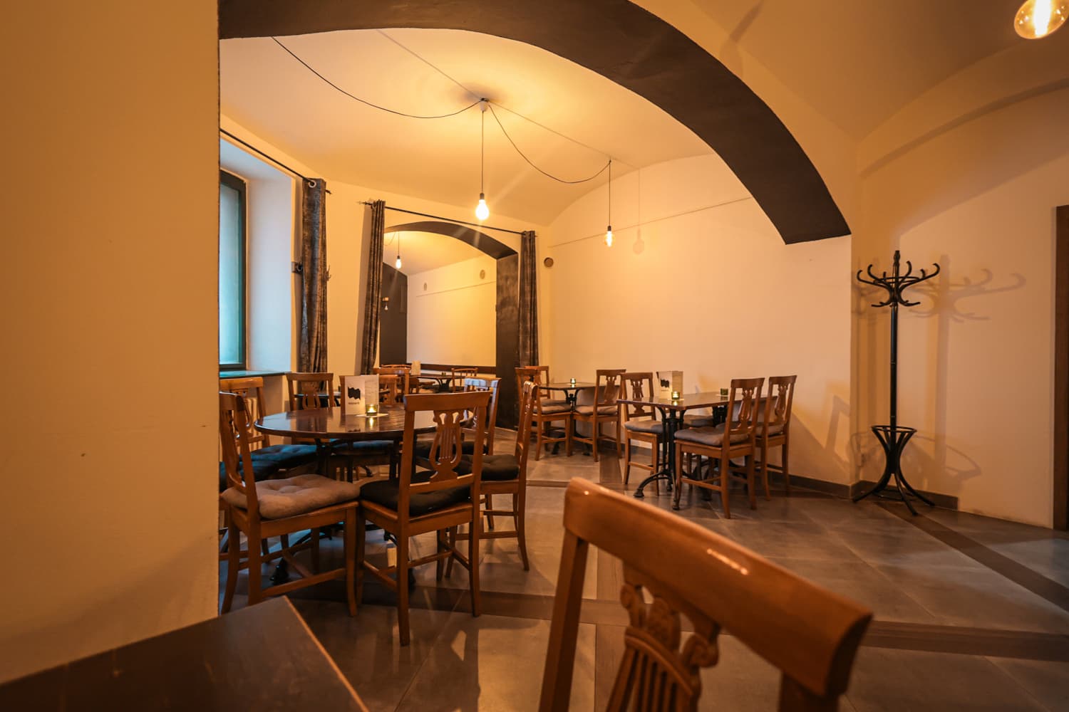 Útulný interiér baru s teplým osvětlením