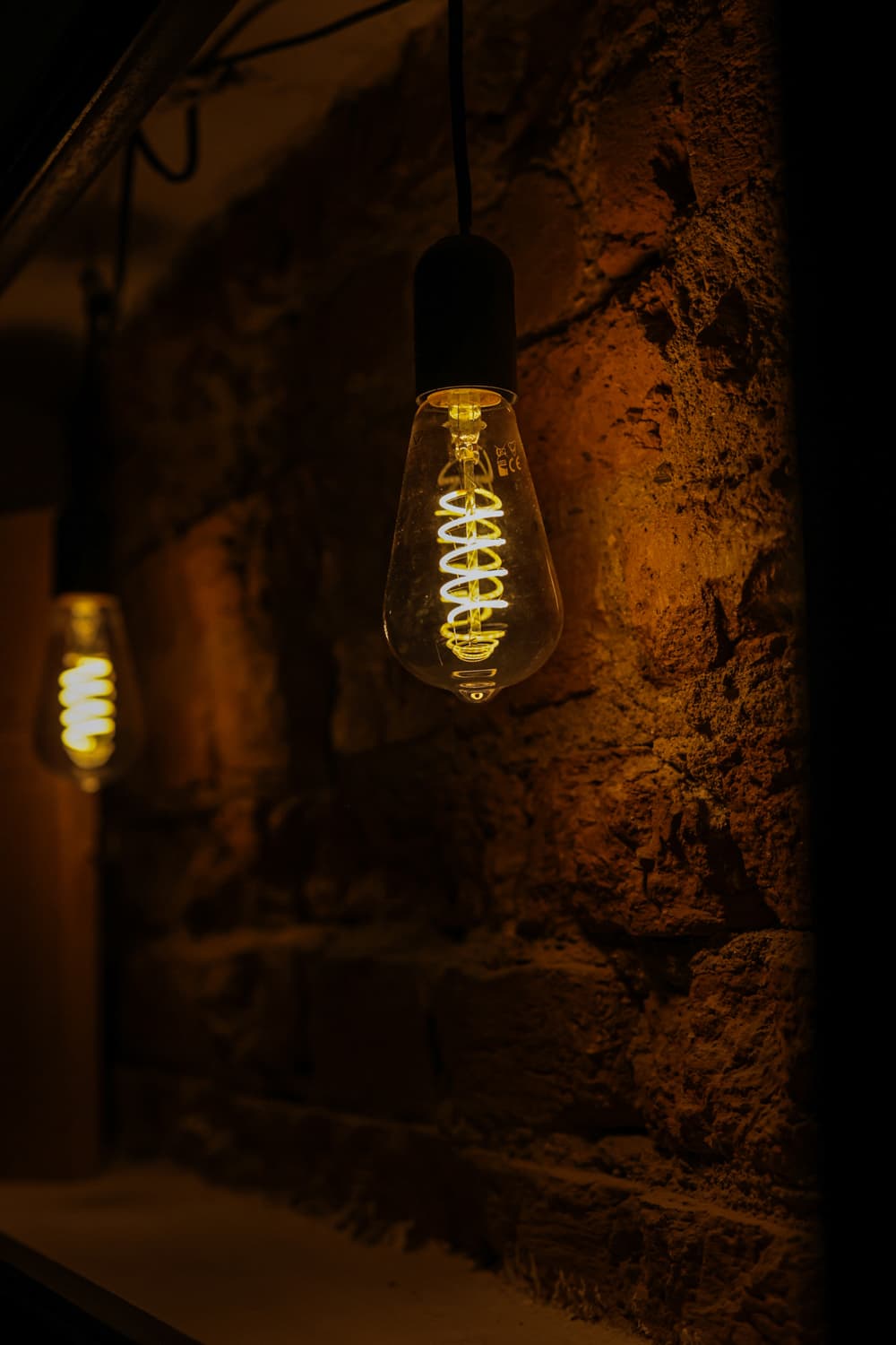 Sklenice vína v měkkém světle